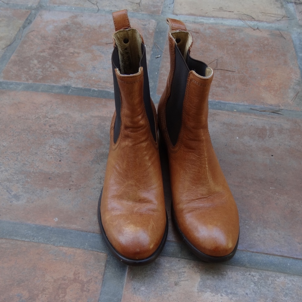 Frye Carson Chelsea Boot Size 8 (38)